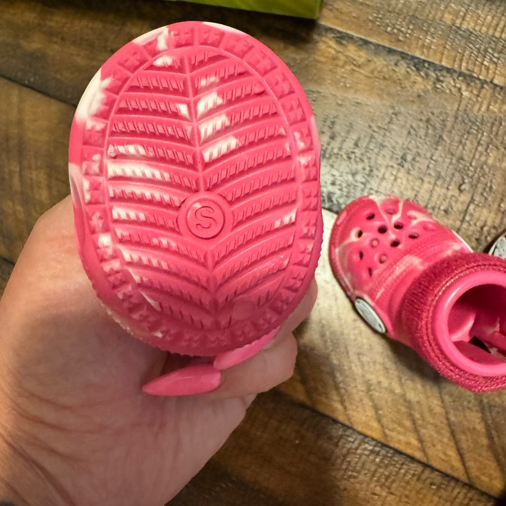1 pair Bark Croc Pink Dragon Fruit - Picture 2 of 5